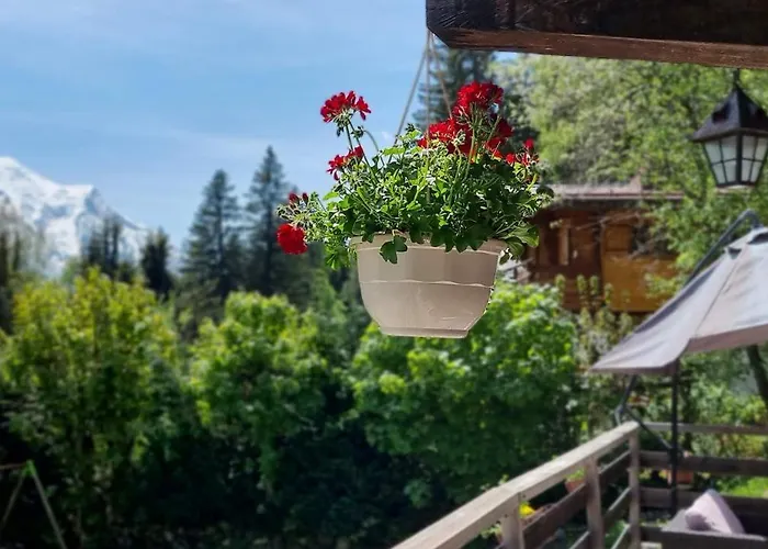 Chalet Falcon With Hot Tub - In A Great Location!