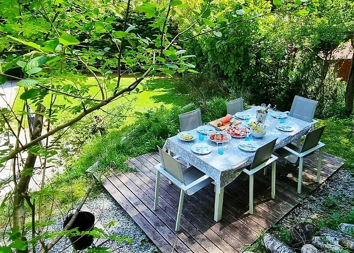 Chalet Falcon With Hot Tub - In A Great Location!